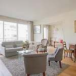 Parisian Elegance And Charm Апартаменты Париж